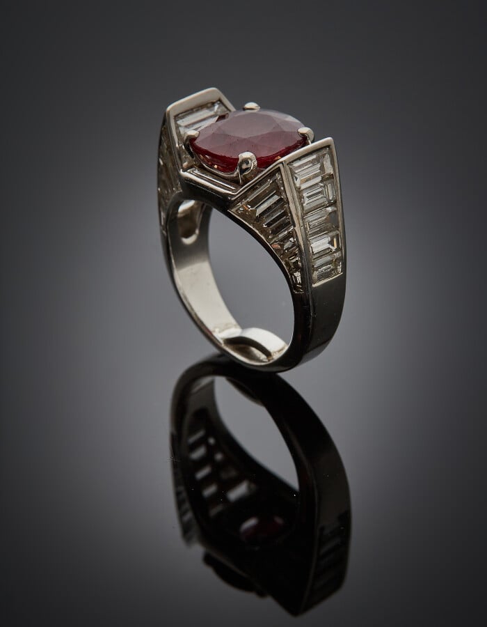 BAGUE en or gris (750) serti d'un rubis pesant 3,4 carats env., de forme coussi…