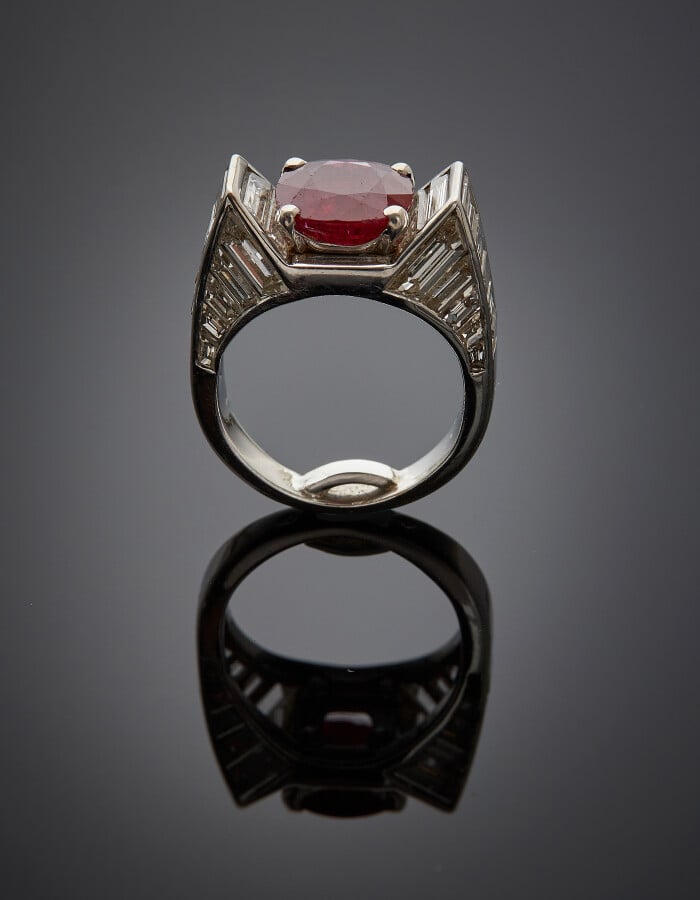 BAGUE en or gris (750) serti d'un rubis pesant 3,4 carats env., de forme coussi…