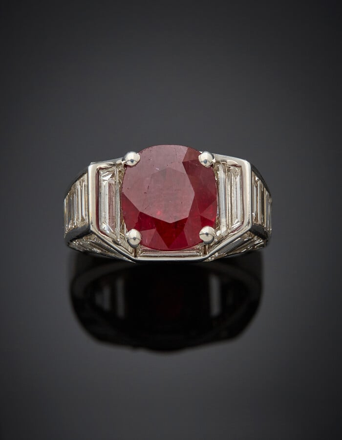 BAGUE en or gris (750) serti d'un rubis pesant 3,4 carats env., de forme coussi…