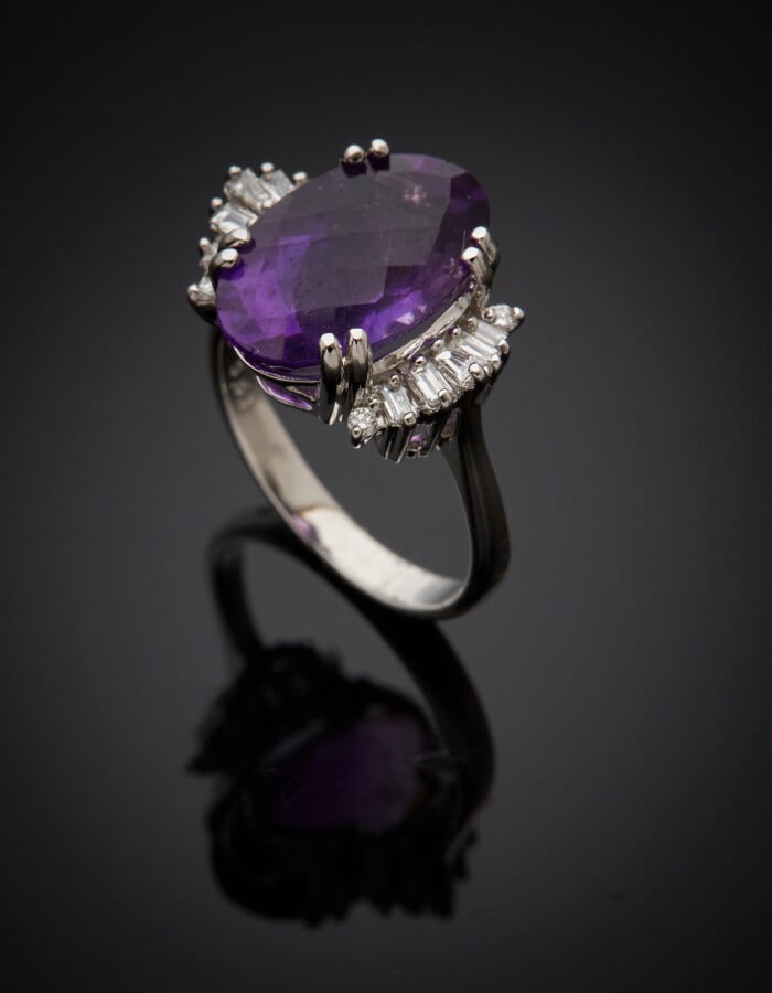 BAGUE en or gris (750) serti d'une améthyste ovale épaulée de diamants taille b…