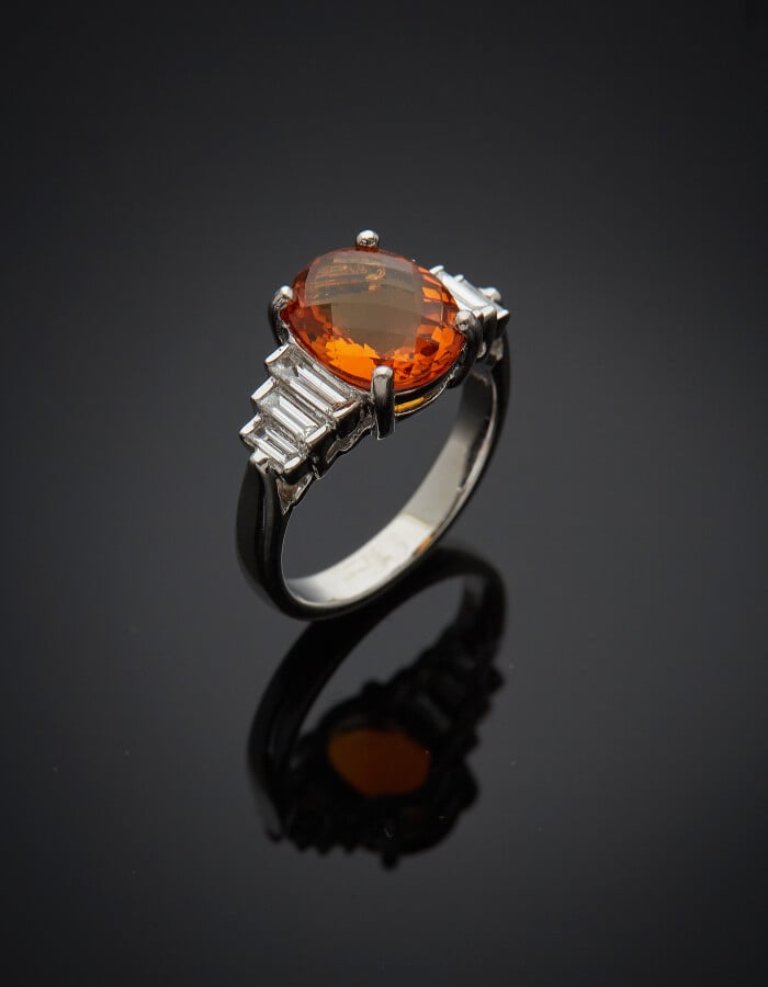 BAGUE en or gris (750) serti d'une citrine facettée de forme ovale, épaulée de…
