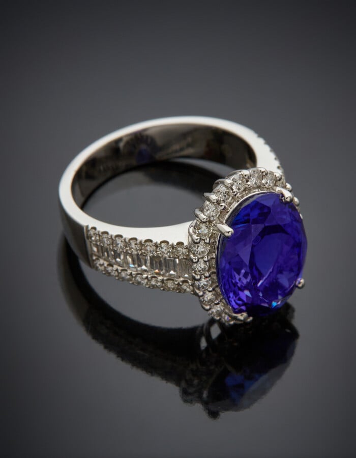 BAGUE en or gris (750) serti d'une tanzanite de forme ovale, pesant 6,1 carats,…