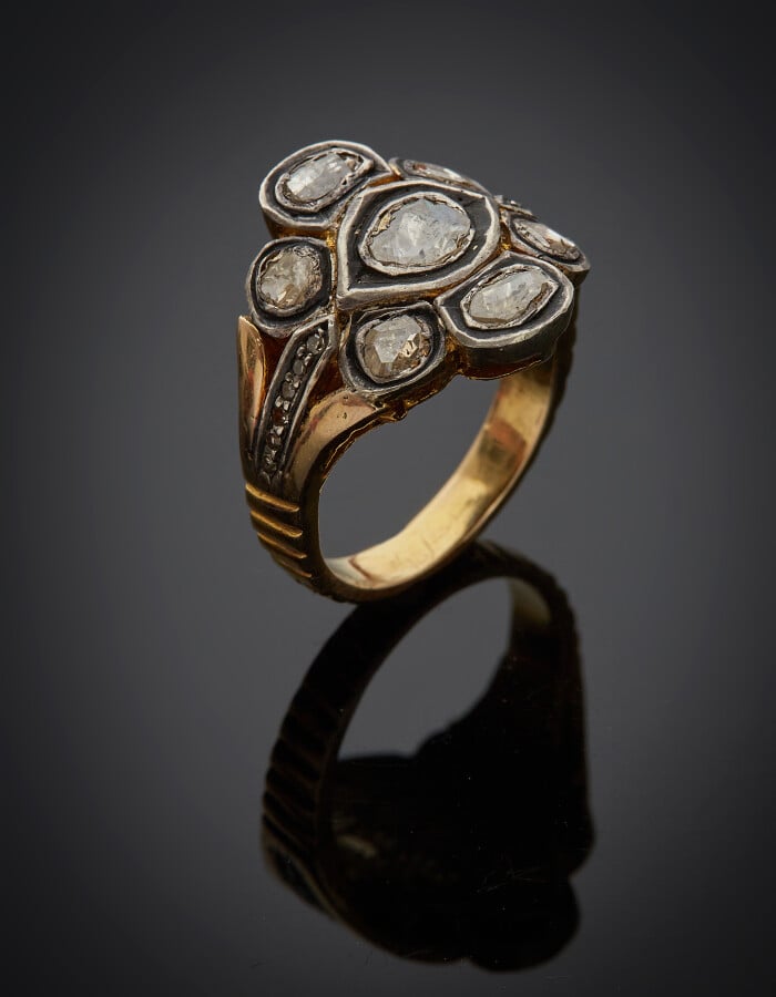 BAGUE en or jaune (375) 9 carats, godronné et ciselé et argent (min. 800) serti…