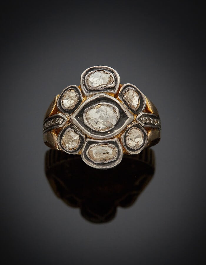 BAGUE en or jaune (375) 9 carats, godronné et ciselé et argent (min. 800) serti…
