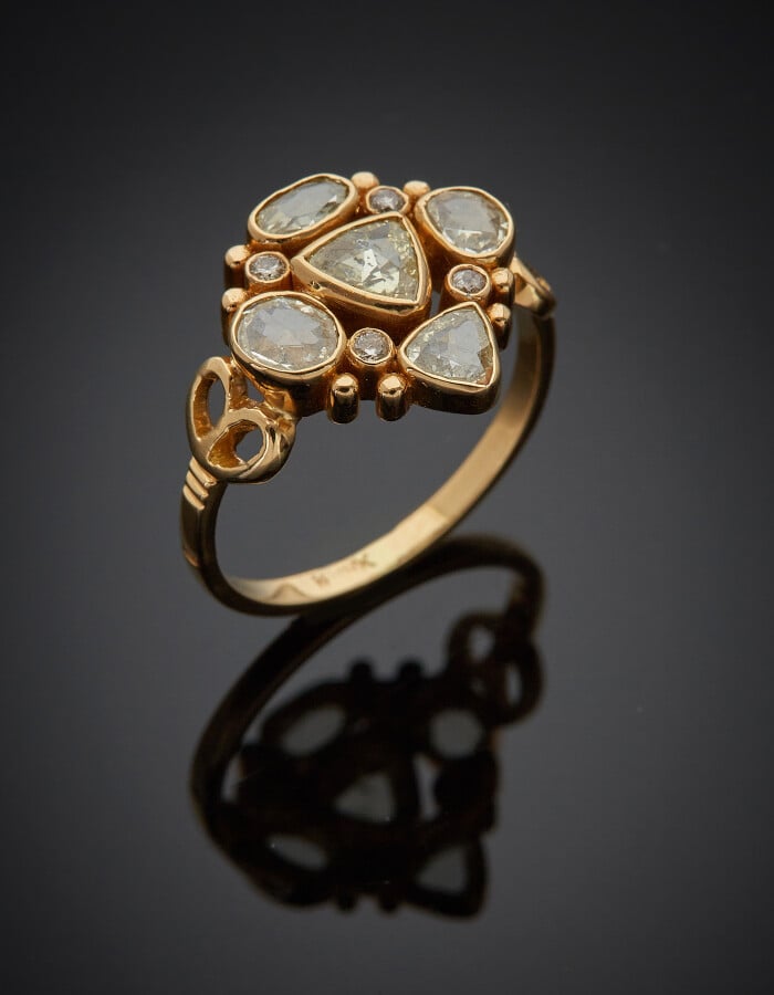 BAGUE en or jaune (750) ajouré serti de diamants taillés en rose de formes dive…