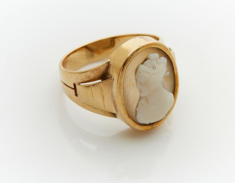 BAGUE en or jaune (750) orné d'un camée ovale en agate grise représentant un pr…