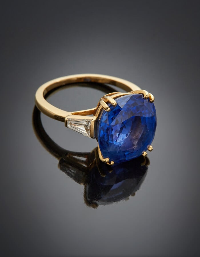 BAGUE en or jaune (750) serti d'un saphir de CEYLAN, pesant 11,5 carats env. (p…