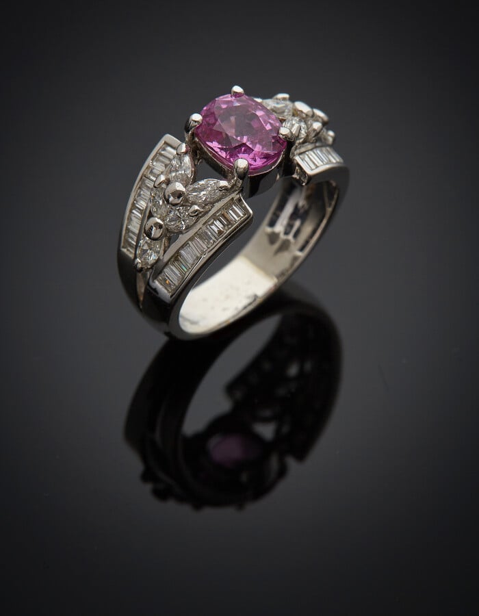 BAGUE en or rhodié (750) ajouré, serti d'un saphir rose de forme ovale, épaulé…