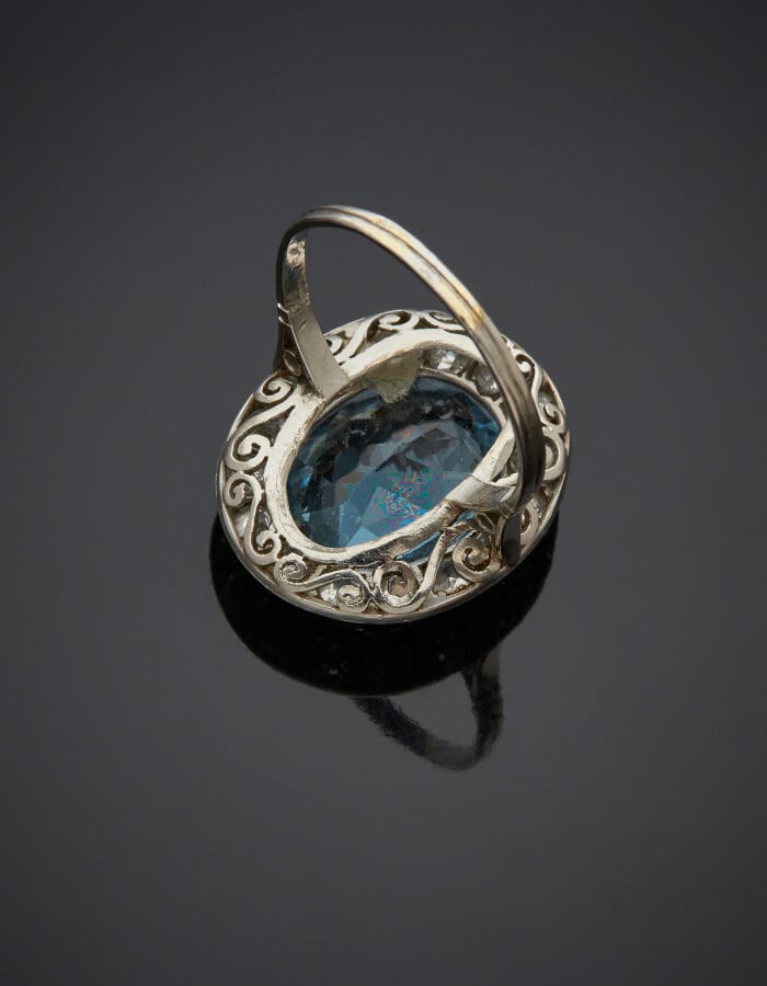 BAGUE en platine (800) serti d'une pierre bleue ovale entourée de seize diamant…