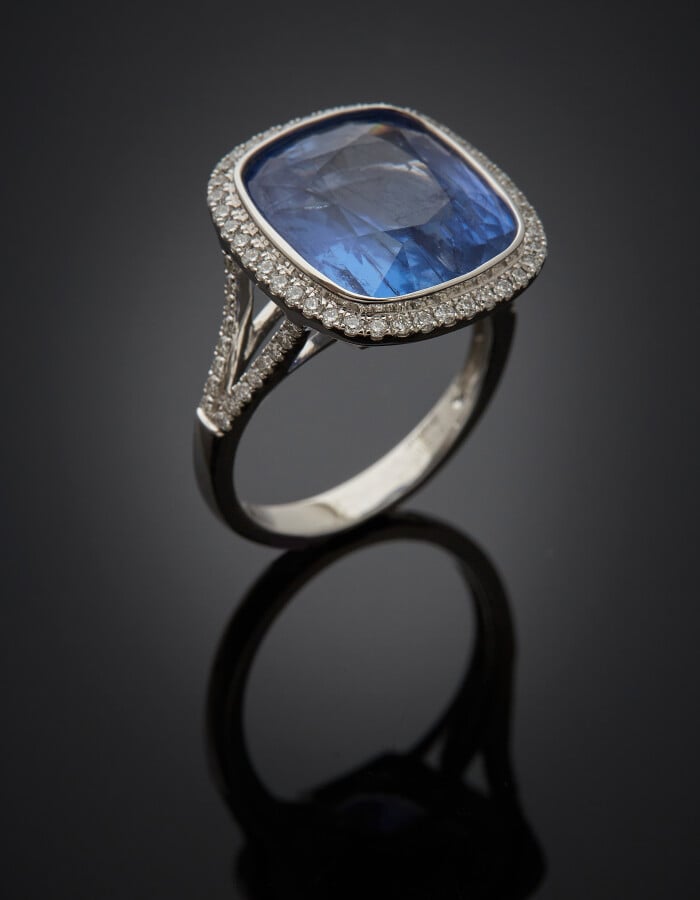 BAGUE en platine (950) serti d'un saphir pesant 10,76 carats, BIRMAN, NON CHAUF…