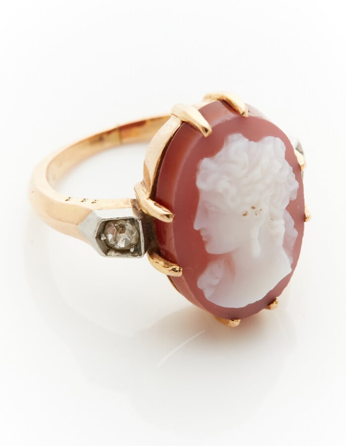 BAGUE en platine (min. 800) et or rose (750) orné d'un camée en sardonyx "profi…
