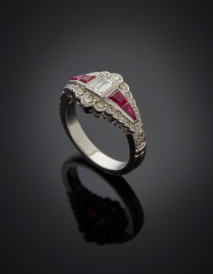 BAGUE en platine (min. 800) serti d'un diamant taille émeraude, épaulé de rubis…