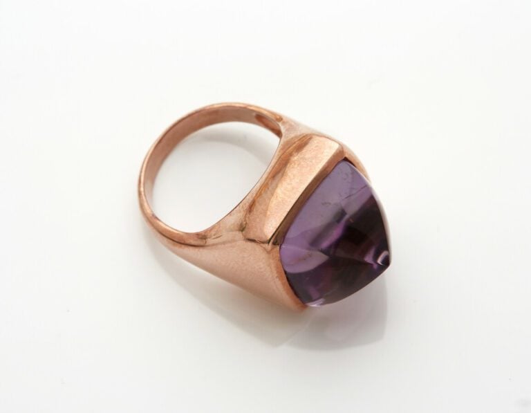 BAGUE en vermeil rose (925) serti d'une importante améthyste taillée en pain de…