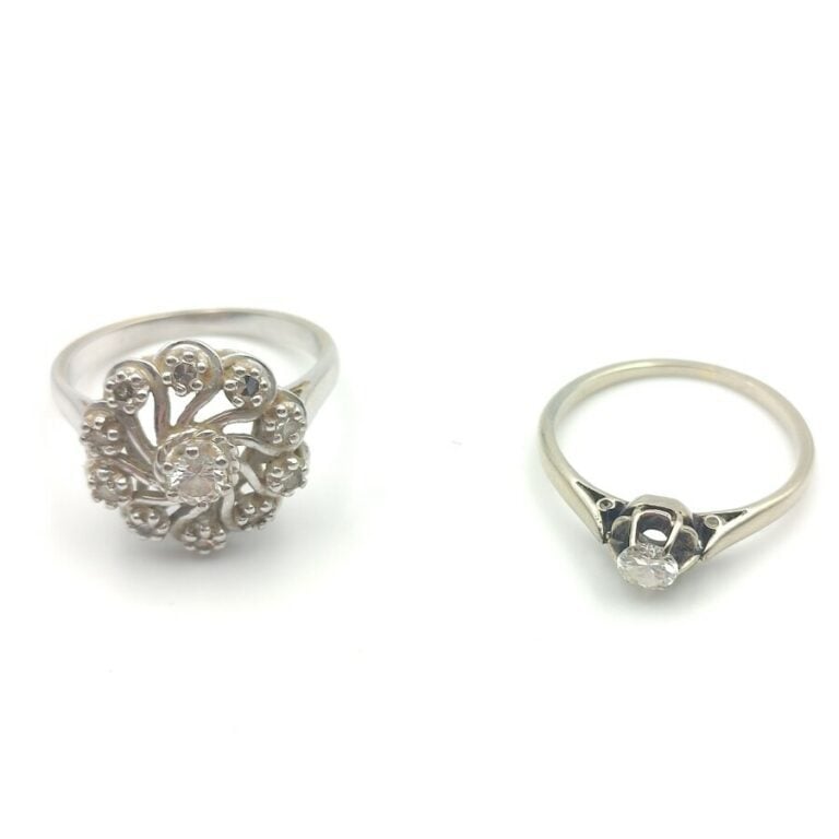 BAGUE « fleur » en or gris (750 millièmes) ajouré à motifs de volutes serti d'u…