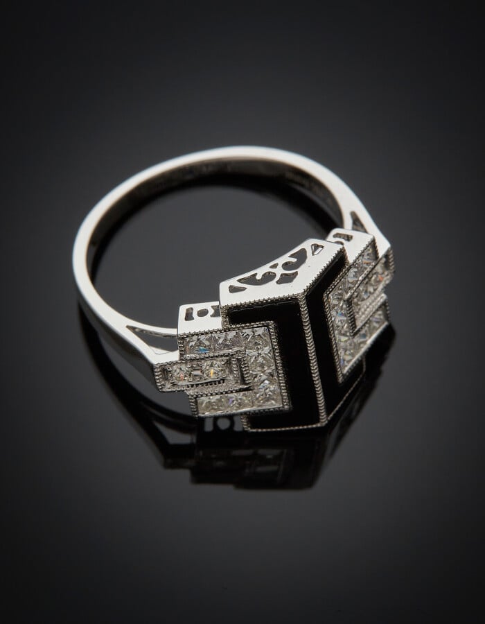BAGUE géométrique en or gris (750) centré d'onyx épaulé de diamants taille bril…
