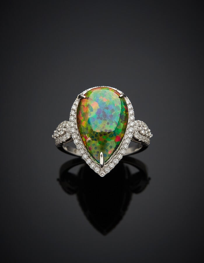 BAGUE "goutte" en or gris (750) centré d'une opale noire pesant 6,7 carats env.…