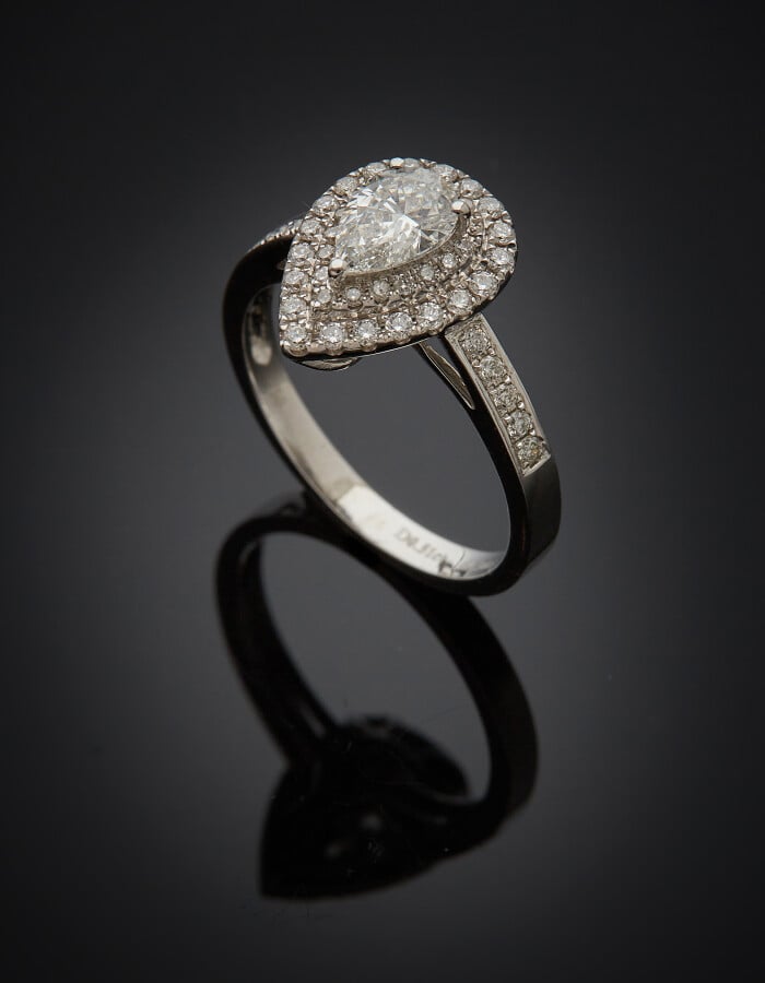 BAGUE « goutte » en or gris (750 millièmes) centré d'un diamant taille poire pe…