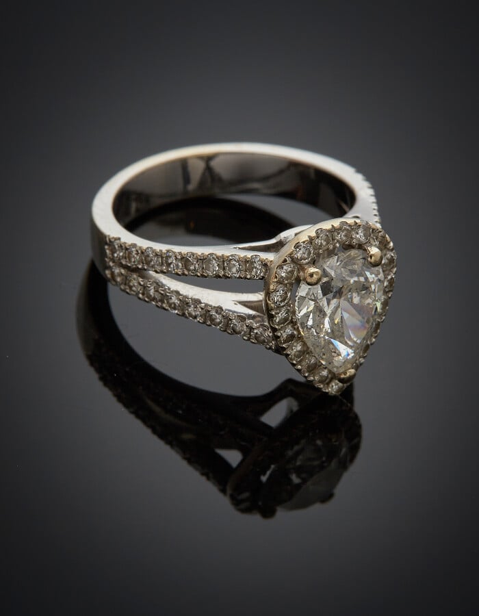 BAGUE "goutte" en or gris (750) serti d'un diamant taillé en poire pesant 1,44…