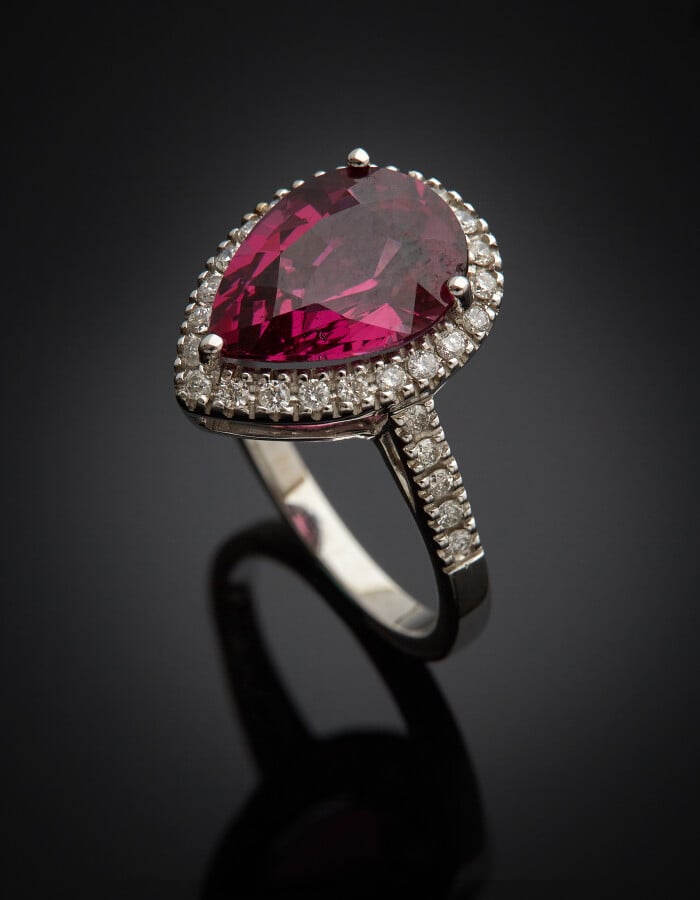 BAGUE « goutte » en or gris (750) serti d'un grenat rhodolite de forme poire, e…
