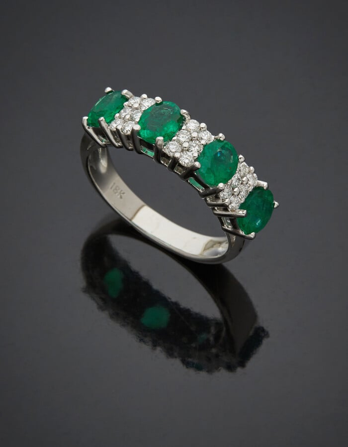 BAGUE "jarretière" en or gris (750) serti de quatre émeraudes ovales, alternées…