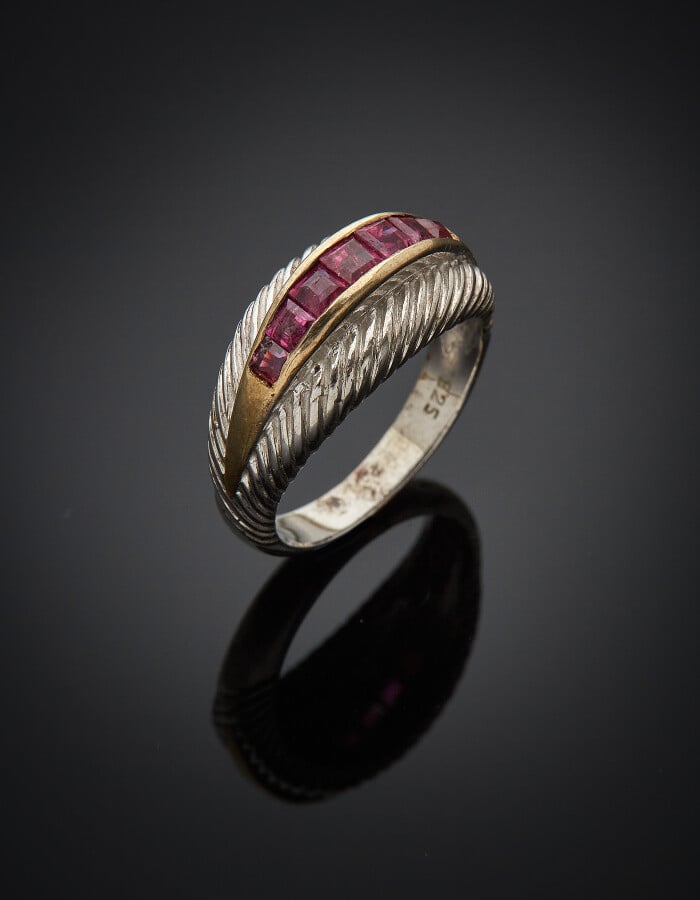 BAGUE « jonc » en argent godronné et vermeil (925) godronné, serti d'un alignem…