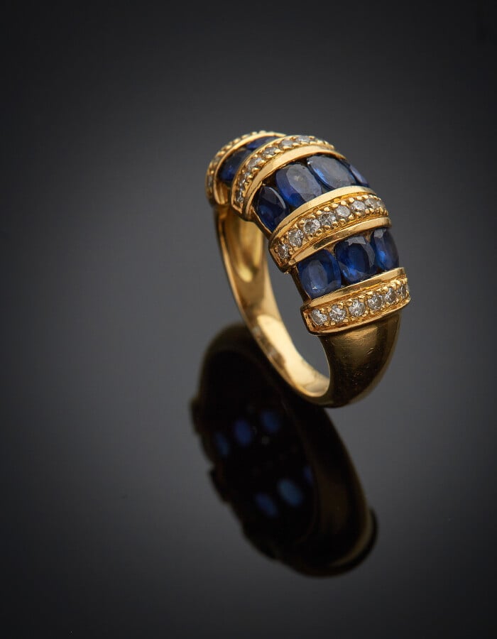 BAGUE "jonc" en or jaune (750) serti d'alignements de diamants taille brillant…