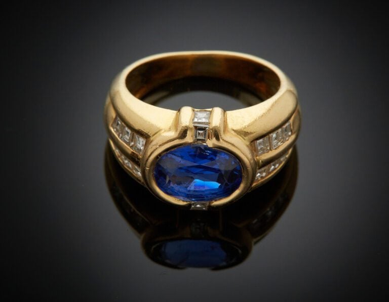 BAGUE "jonc" en or jaune (750) serti d'un saphir NON CHAUFFE, de forme ovale, é…