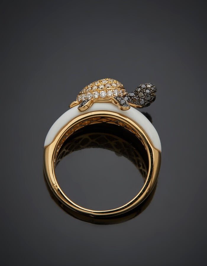 BAGUE jonc "petite tortue" en or jaune et or noirci (750) orné d'agate blanche,…