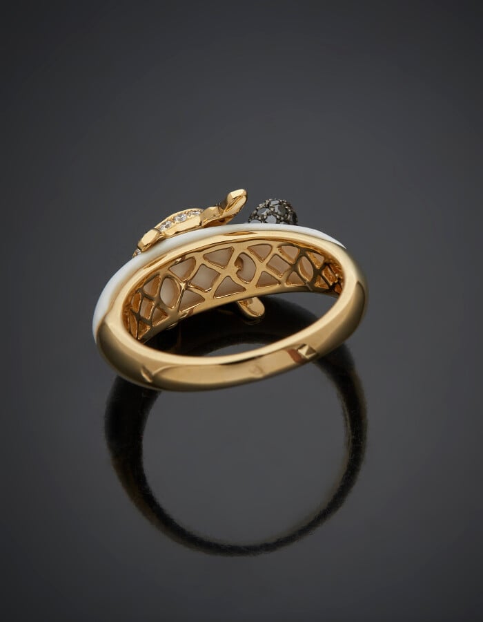 BAGUE jonc "petite tortue" en or jaune et or noirci (750) orné d'agate blanche,…