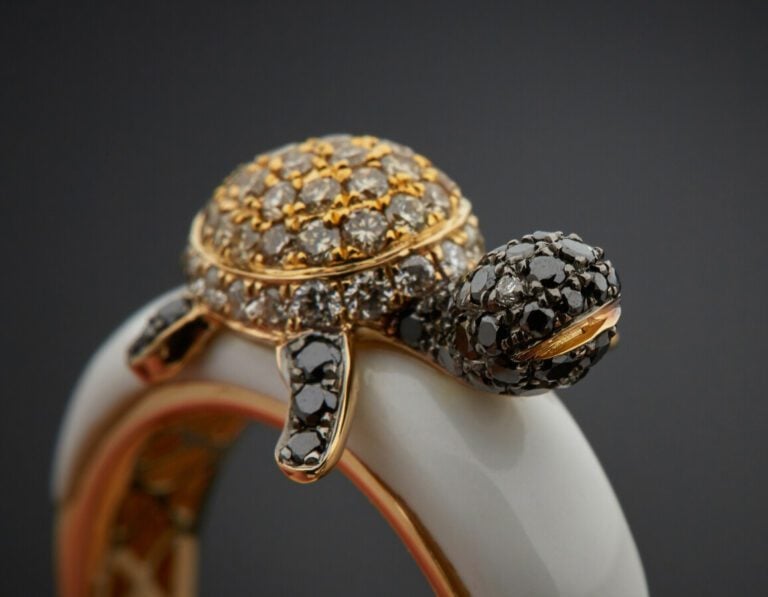 BAGUE jonc "petite tortue" en or jaune et or noirci (750) orné d'agate blanche,…
