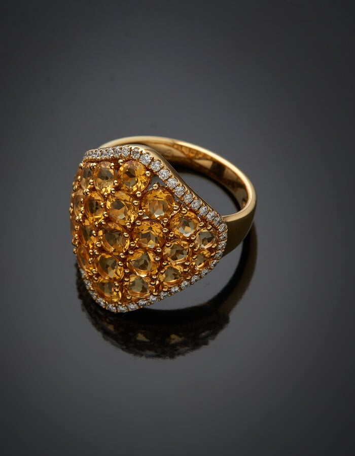 BAGUE losangique en or jaune (750) serti de 23 citrines soulignées de diamants…