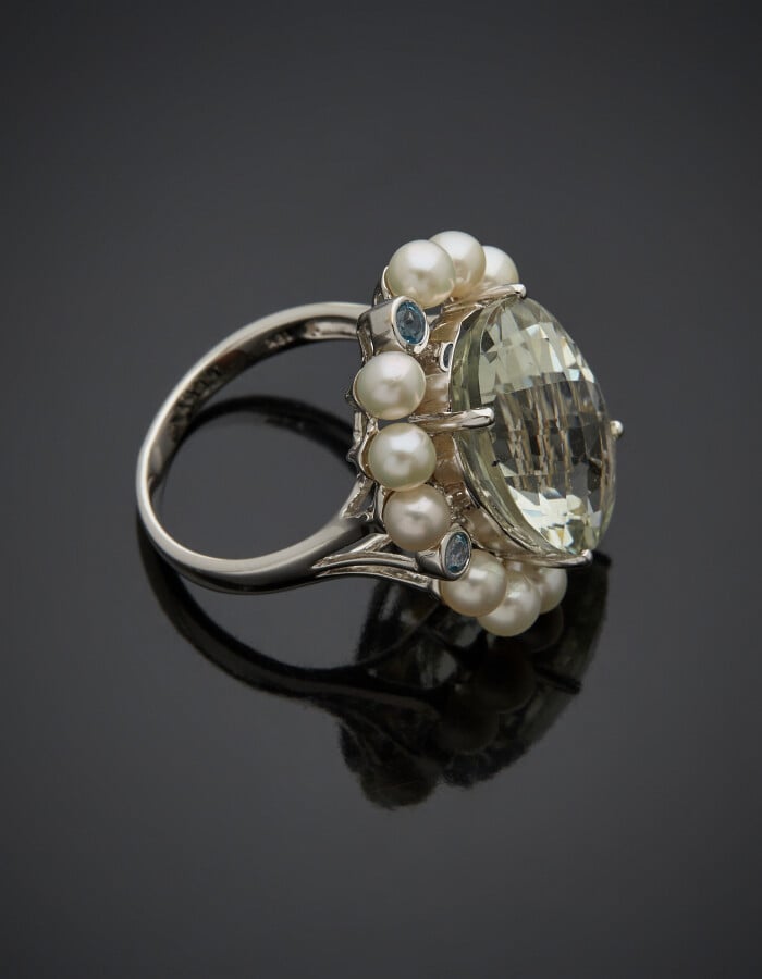 BAGUE "marguerite" en or gris (750) centré d'une prasiolite facettée de forme o…