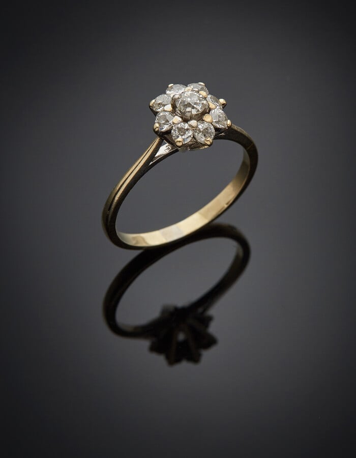 BAGUE "marguerite" en platine (950%) et or gris (750) serti de neuf diamants ta…