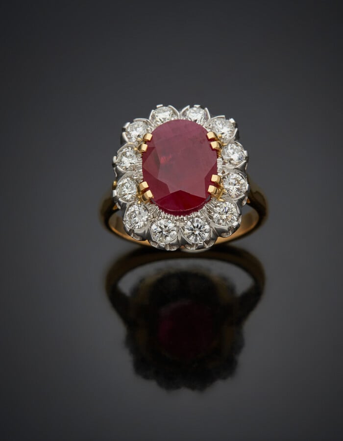 BAGUE « marguerite » or jaune et or gris (750) serti d'un rubis BIRMAN de forme…