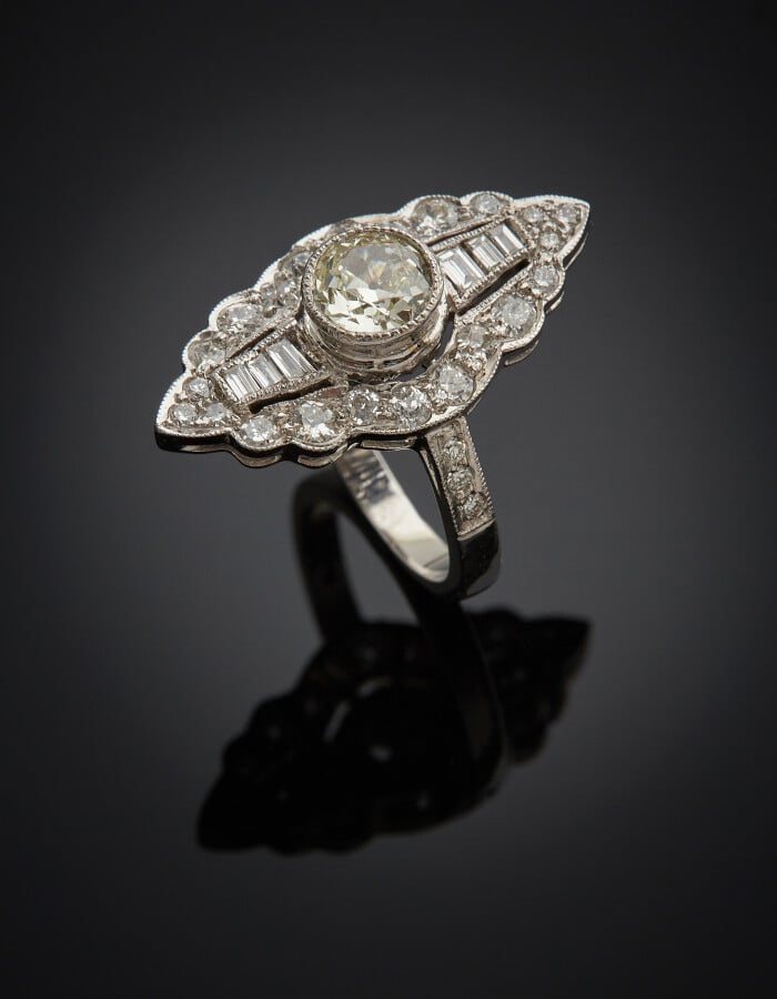BAGUE « marquise » en or gris (750) finement ajouré, pavé de diamants ronds et…