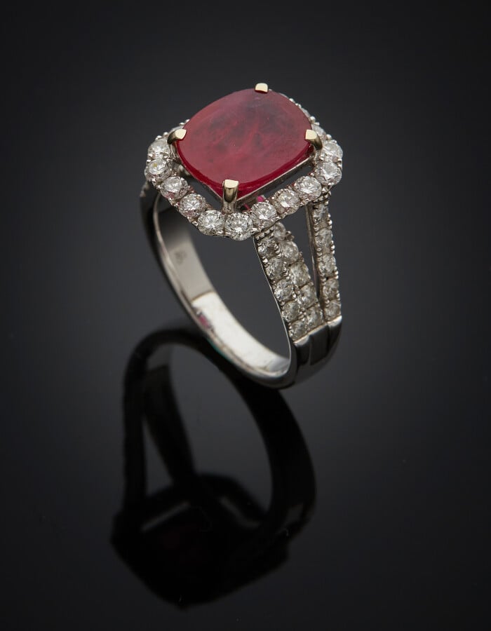BAGUE octogonale en or gris (750) ajouré, serti d'un rubis taille coussin pesan…