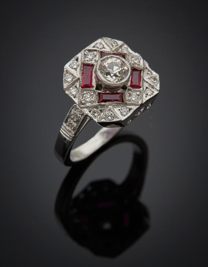 BAGUE octogonale en or gris (750) centré d'un diamant taille ancienne, entouré…