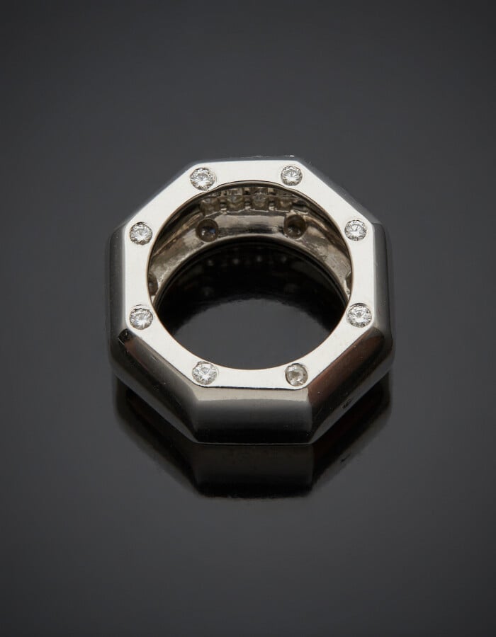 BAGUE "pneu" à section octogonale, en or gris (750) partiellement serti de diam…