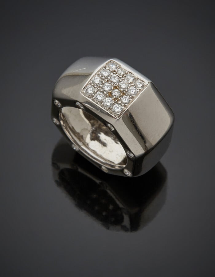 BAGUE "pneu" à section octogonale, en or gris (750) partiellement serti de diam…