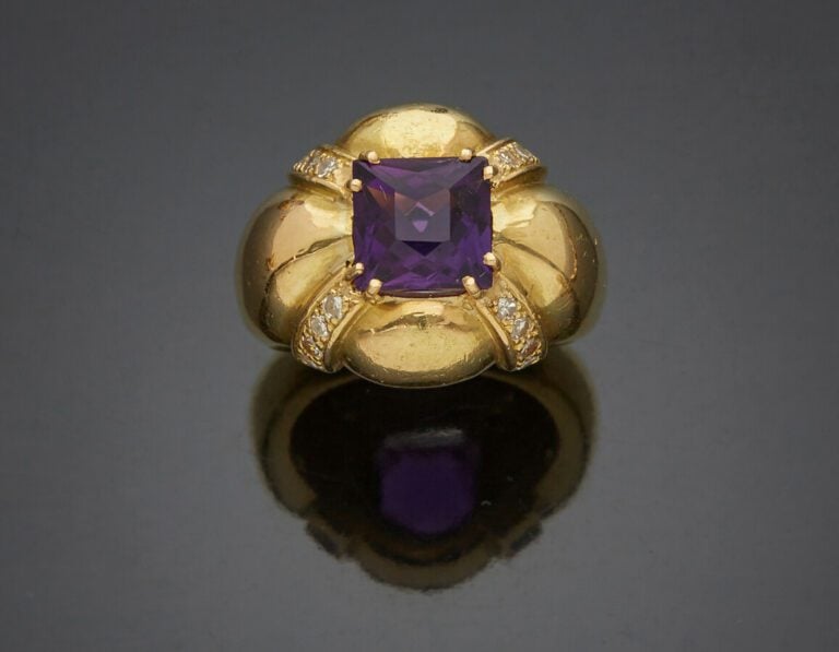 BAGUE quadrilobée, en or jaune (750) bombé, serti d'une améthyste de forme carr…