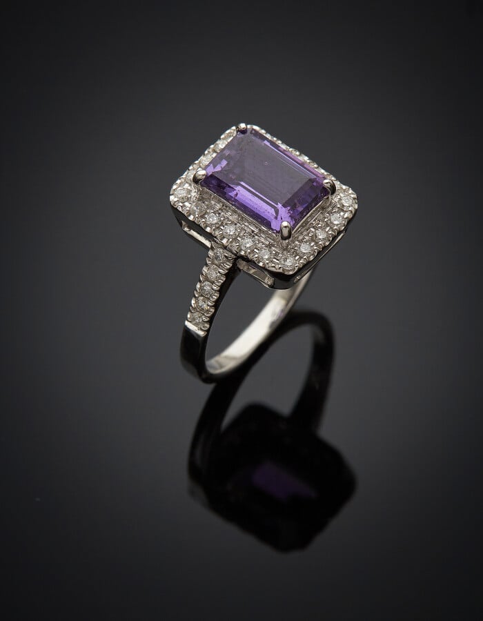 BAGUE rectangulaire en or gris (750) serti d'un saphir violet NON CHAUFFE recta…