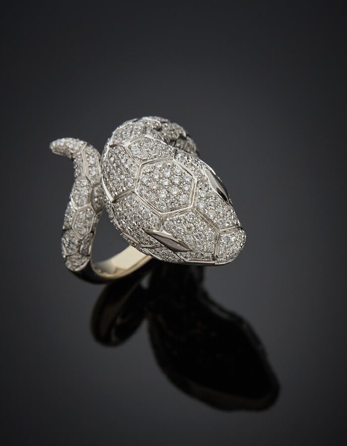 BAGUE "serpent" en or gris (750) serti d'un pavage de diamants taille brillant.…