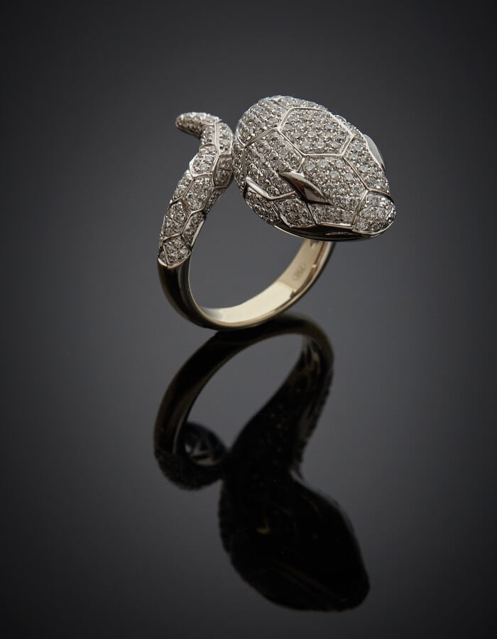 BAGUE "serpent" en or gris (750) serti d'un pavage de diamants taille brillant.…