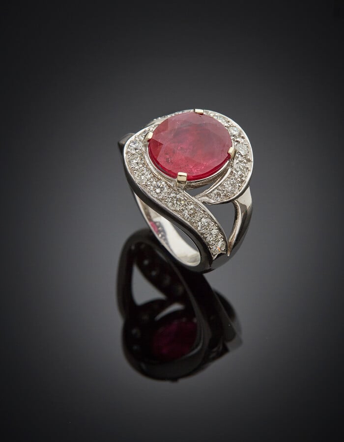 BAGUE "sinueuse" en or gris (750) serti d'un rubis pesant 4,43 carats de forme…