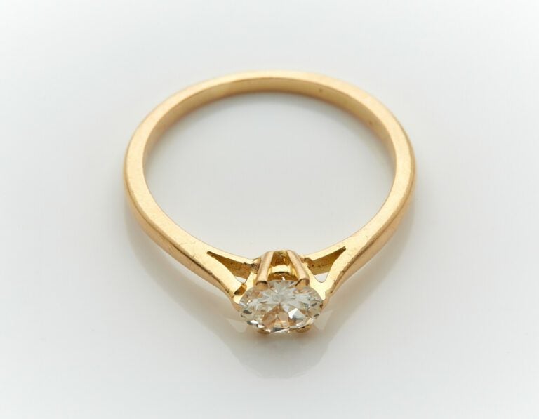 BAGUE "solitaire" en or jaune (750) serti d'une diamant taille ancienne (Plusie…