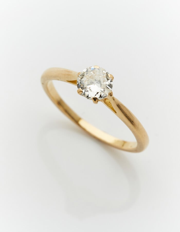 BAGUE "solitaire" en or jaune (750) serti d'une diamant taille ancienne (Plusie…