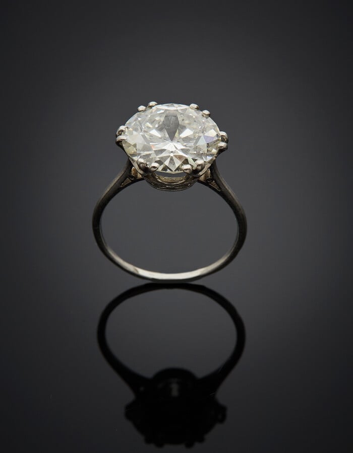 BAGUE solitaire en platine (950) serti d'un diamant pesant 6,28 carat, taille a…