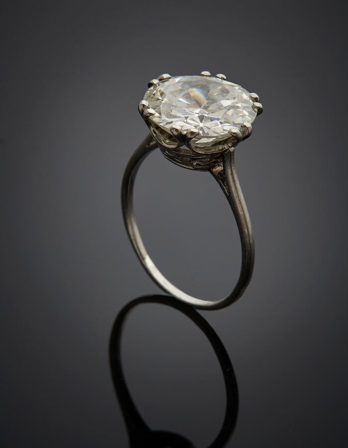 BAGUE solitaire en platine (950) serti d'un diamant pesant 6,28 carat, taille a…