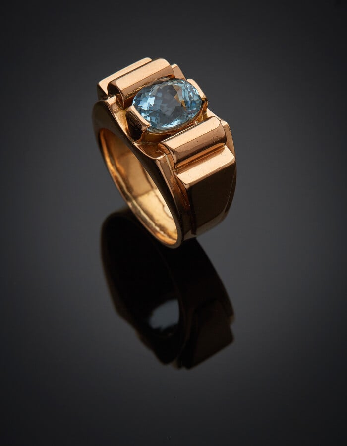 BAGUE "tank" en or rose (750) serti d'une aigue-marine ovale rapportée. - Vers…