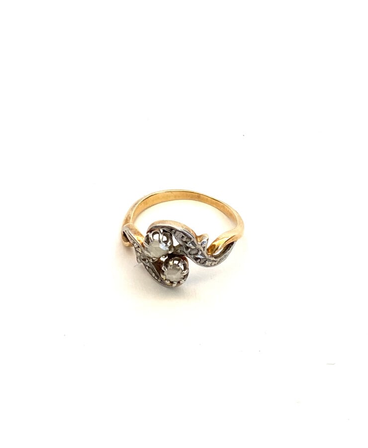 Bague toi et moi en or jaune serti de deux brillants (poids brut : 3.8 g brut)…